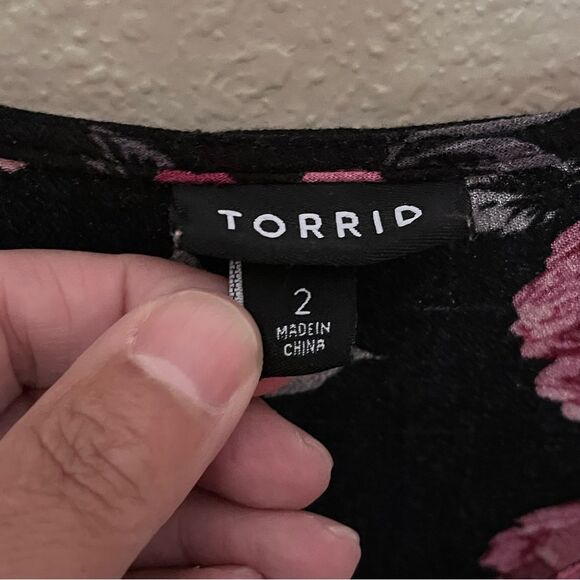 Torrid Black Floral Crepe Strappy Blouse Shirt Top with 3/4 Sleeves Size 2/2X - Picture 4 of 11